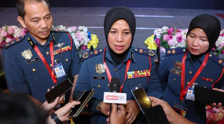 IPOH, 20 Julai -- Pengarah Jabatan Bomba dan Penyelamat Malaysia (JBPM) Perak, Sayani Saidon (tengah) bercakap kepada media selepas merasmikan Seminar Keselamatan Kebakaran Peringkat Negeri Perak Darul Ridzuan 2023 hari ini.
 
 -- fotoBERNAMA (2023) HAK CIPTA TERPELIHARA