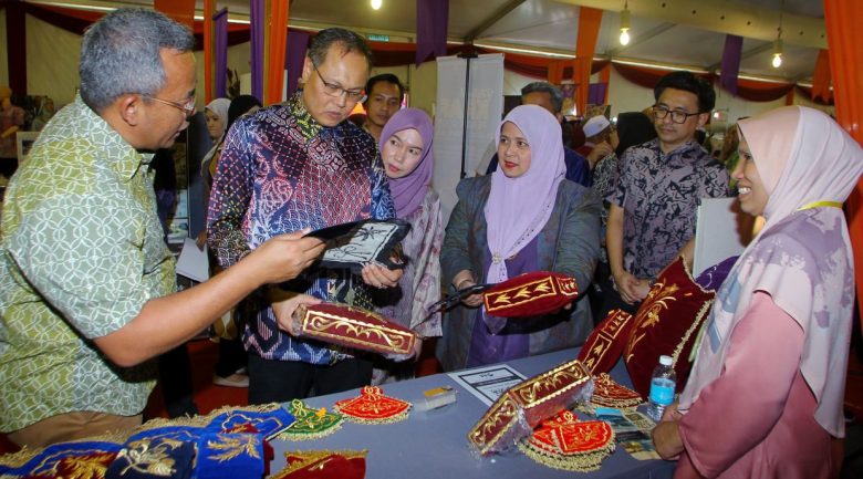 TELUK INTAN, 27 Ogos -- Timbalan Ketua Setiausaha Kebudayaan Kementerian Pelancongan, Seni dan Budaya (MOTAC) Mohd Yusri Mohd Yusoff (dua,kiri) melihat barangan kraf pada sesi tinjauan mesra  di Festival Kraf Perak 2023 di Dataran Menara Condong hari ini.

Turut hadir,  Ketua Pengarah Kraftangan Malaysia Ainu Sham Ramli (tiga,kanan).

--fotoBERNAMA (2023) HAK CIPTA TERPELIHARA