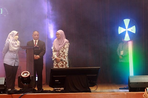 Perak Mb Datuk Seri Saarani Mohamad (middle) launching the gimmick of he state Geospatial Aspiration programme. (4th September 2023)--.RONNIE CHIN/The Star