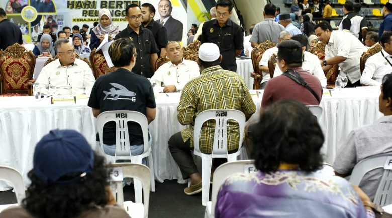 IPOH, 04 Oktober 2023 - Menteri Besar Perak, Datuk Seri Saarani Mohamad mendengar aduan rakyat pada Program Mesra Hari Bertemu Pelanggan di Ipoh. - UTUSAN