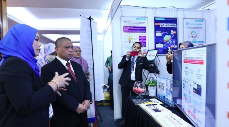 IPOH 11 OKTOBER 2023: Menteri Besar Perak, Datuk Seri Saarani Mohamad melawat pameran pada perasmian program Aspirasi Geospatial Negeri Perak 2023 di Bangunan Perak Darul Ridzuan, Ipoh. - UTUSAN