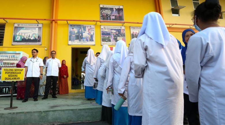 IPOH 31 JANUARI 2024:  PARA pelajar memasuki dewan untuk menduduki peperiksaan SPM di SMK Raja Perempuan di Ipoh. . - UTUSAN/MUHAMAD NAZREEN SYAH MUSTHAFA