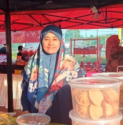 TAIPING 13 MAC 2024: JUALAN produk Cik Yah Bahulu Warisan yang diusahakan Radiah Ramli berjalan baik, memberi pendapatan stabil selain produk sudah mendapat tempat jualan dalam beberapa pasar raya setempat. - UTUSAN