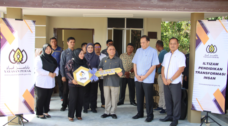 Rumah Mesraku Rakyat (RMR) Perakku Prihatin Key Handover Ceremony by YAB Dato’ Seri Saarani bin Mohamad, the Chief Minister of Perak.