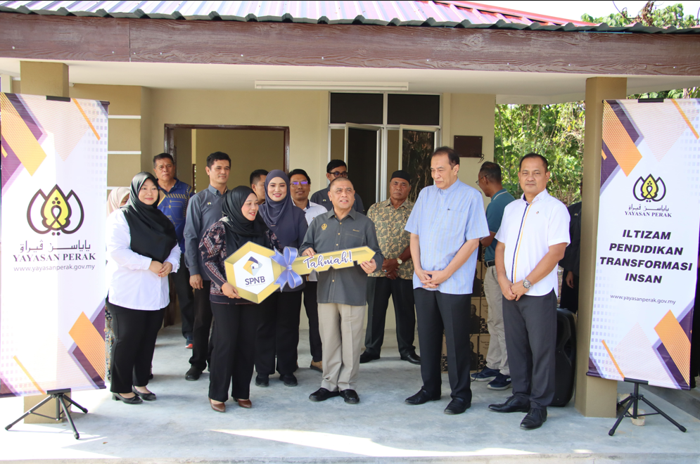 Rumah Mesraku Rakyat (RMR) Perakku Prihatin Key Handover Ceremony by YAB Dato’ Seri Saarani bin Mohamad, the Chief Minister of Perak.